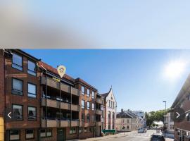 Kristiansand city center sea side luxury appartment one room double bed abc breakfast, hotel u gradu Kristiansand