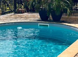 Villa Shoelcher, joli T2 a 3 min de la mer à pied, avec piscine – hotel w mieście Schœlcher