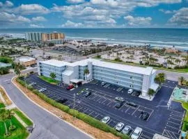 Cozy Beachside Condo - Steps to Ocean - New Smyrna Beach