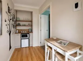 Private 1BR Retreat with Ensuite & Kitchenette