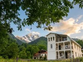 Blooming Yard Guest House