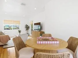 Chic Renovated 1 bed sleeps 4 mins to Beach