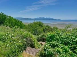 Waterfront Bellingham Bliss: Steps to Beach!