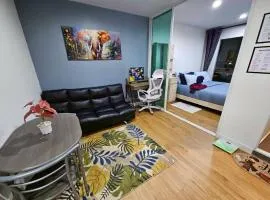 Relax pool 1 BR City sky view at Bangson MRT by Yoyo