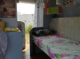 MONTPELLIER ET SES PLAGES van de couchage pour dépanner quelques nuits juste pour dormir il n'y a pas de sanitaire ni cuisine prévoir une batterie externe,à 10 minutes en voiture des PLAGES et à 5 minutes du centre-ville Montpellier, hotel v Montpellier