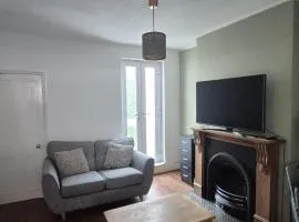 Enderby House sleeps 6 near M1 J21& M69