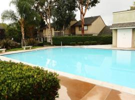 Luxurious 2 Bedroom Condo Shortest Walk To Disney, khách sạn ở Anaheim