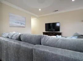 Comfy Pool Home,1/4 mile Walk To Disneyland