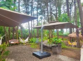 Bohemia, 50m to Beach, 2 Bedrooms, Sleeps 6-8