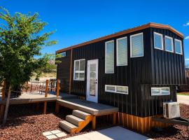 New modern & relaxing Tiny House w deck near ZION, hotelli kohteessa Apple Valley