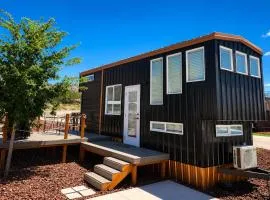 New modern & relaxing Tiny House w deck near ZION