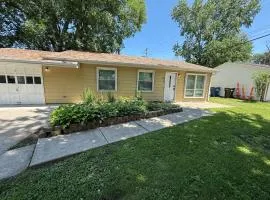 Charming 3 bedroom near shopping Extended stays welcome