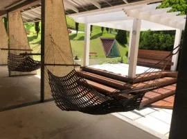 Alojamento até 20 Pessoas no Sítio Toca da Onça com Piscina, Saúna, Hidro Massagem, Sala de Jogos, Lago, Namoradeira e Jardim, Wi-fi