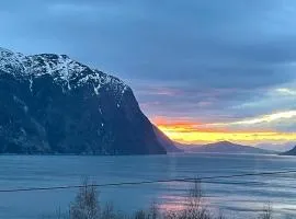 Scenic Sunsets Cozy Apt near Geiranger-Trollstigen-Ålesund