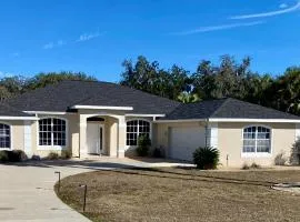 Luxury 4BR Pool Home with Jacuzzi- Inverness