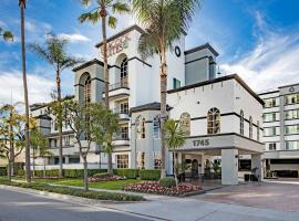 Peacock Suites, hotel in Anaheim