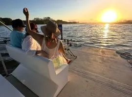 BARRA DA TIJUCA COM LINDA VISTA MAR E LAGOA PARCIAL- ESTACIONAMENTO GRATUITO - LINDA PISCINA - ACADEMIA - BALSA PARA PRAIA - WIFI - RECEPÇÃO 24h - GO BARRA