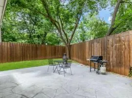 Adjoining 4bdrm 2bth duplex aprox 15 minute walk to FIFA Stadium good for group events or multi family events
