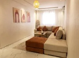 3BR Family Apt 7min from Airport 100 MB WiFi