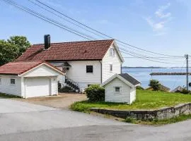 Cozy Home In Atløy With House Sea View
