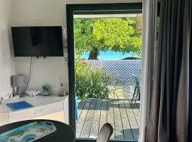 LE FARE BLEU ITI Bungalow climatisé en bord de lagon à Tiputa Rangiroa - Demi-pension & vélos gratuits