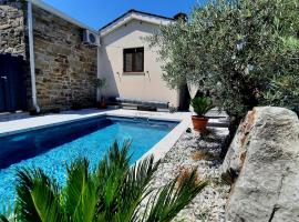 Villa Nostalgia - with private heated pool, jacuzzi and sauna, hôtel à Koper
