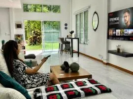 Private Garden Retreat 2BR Sleeps 6 Gateway