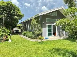 Private Garden Retreat 2BR Sleeps 6 Gateway