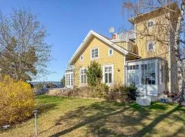 Lovely Home In Saltsjöbaden With Sauna