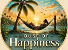 House Of Happiness Hostel With Rooftop 7 min by walk from Pier, hotel sa Thongsala