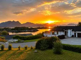 Scenic Lofoten Fjord View Apartment Aurora & Midnight Sun