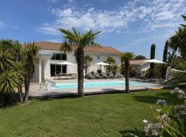 Villa 31 Montalivet Vensac océan, хотел в Vensac