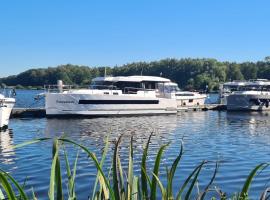 Unique stay on a modern motor yacht - Natural Harbour، فندق في مارْكنيسِّ