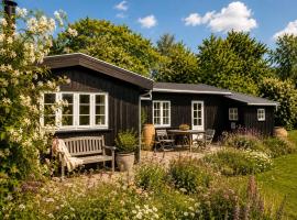 Bohemian summer cottage idyll close to Heatherhill and the beach โรงแรมในVejby