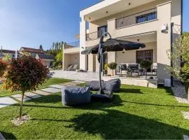 Awesome Home In Drnis