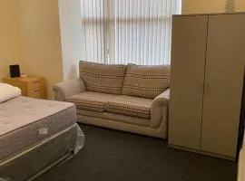 House 2 bedrooms Sleeps 4 with Parking