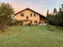 Villa espaciosa con gran jardín, chimenea, barbacoa y amplio parking