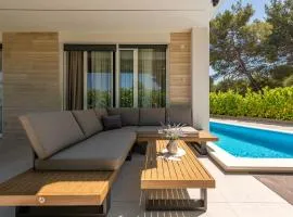 Villa Nika with pool & parking near Zadar
