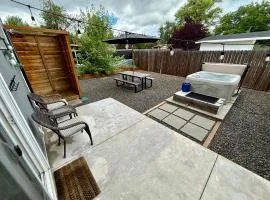 Southern Comfort - Hot tub - Modern - Relaxing