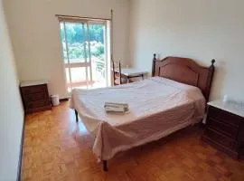 Quarto privado com varanda, wi-fi, linda vista, perto da UBI