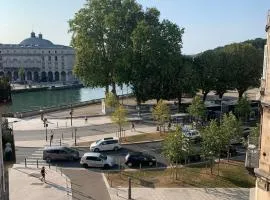 Grand duplex avec terrasse centre historique