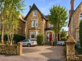 Spacious 2-Bed Period Garden Flat Central Guildford