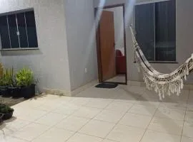 Casa com varanda, garagem e cozinha completa