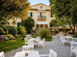 Hotel Club i Pini - Residenza d'Epoca in Versilia，利多迪卡馬約雷的飯店