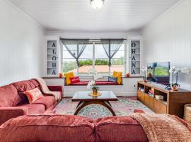 YOUR HILO HOMEBASE - Lovely 3 Bedroom in Heart of Hilo with AC!, hotel di Hilo