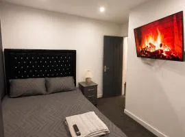 1 Bedroom Luxury Serviced Flat, 24hr Check in WiFi Netflix Washer Fully Equipped