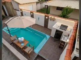 Casa com piscina e área gourmet próximo à praia com quarto suíte privativo