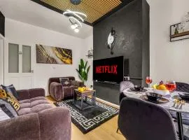 Beautiful 4 Bed Home with Ensuite, Parking & Fast WiFi