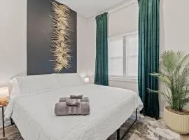 Luxury King Bed 1 BD 1 BA High Ceiling Apt Close to Everything