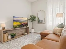 Luxury King Bed Apt Within Walking Distance to Everything